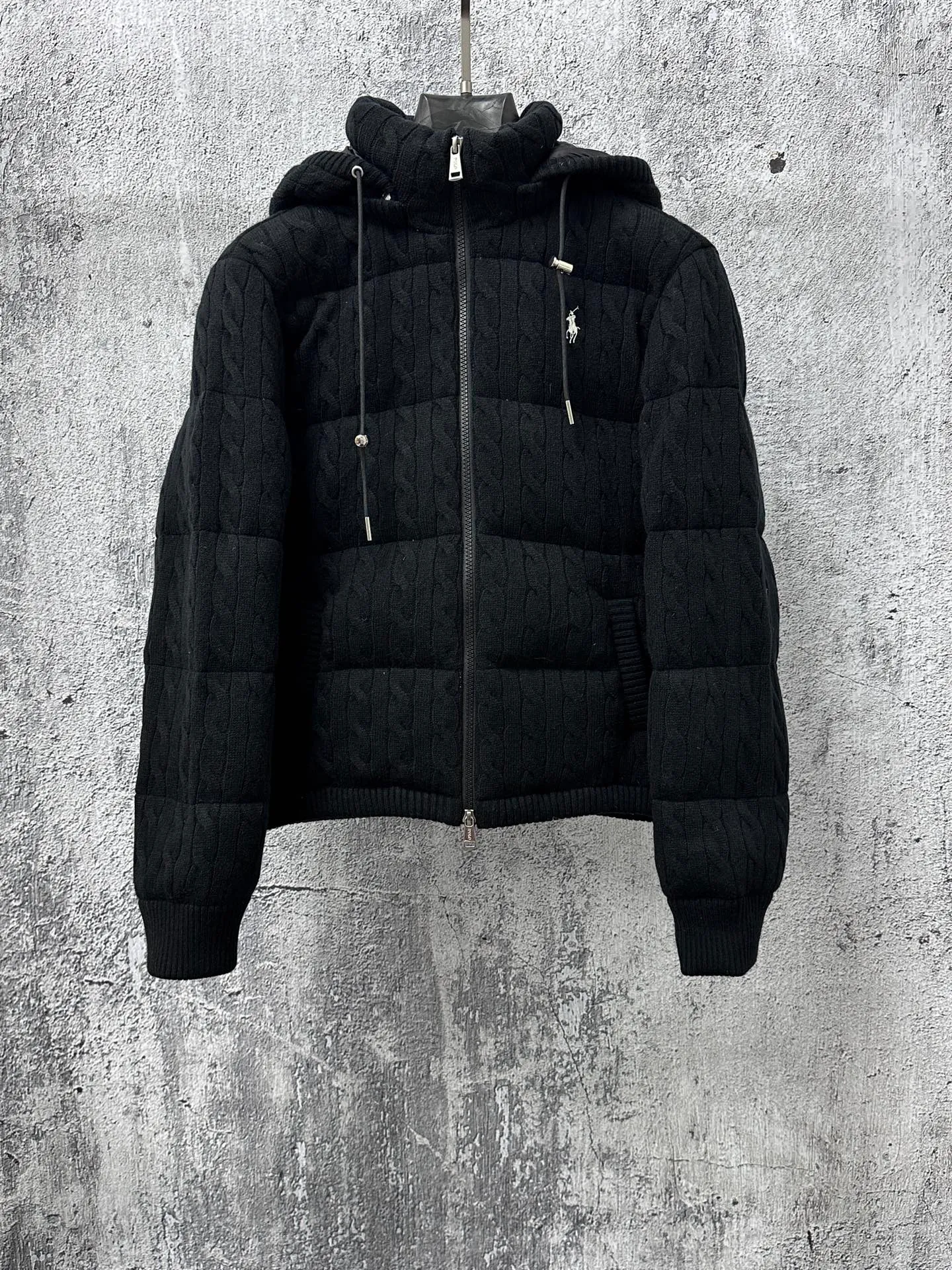 P1000 【Rah Lauren】Ralph Lauren cable down jacket. The warmth of winter is within reach. Combining classic cable knit with warm down, Rah Lauren's texture choice. Warm winter colors, the answer to classics and style. ❄️Needless to say, the texture speaks for itself and defines your winter style. Color Black Khaki Size S-XL